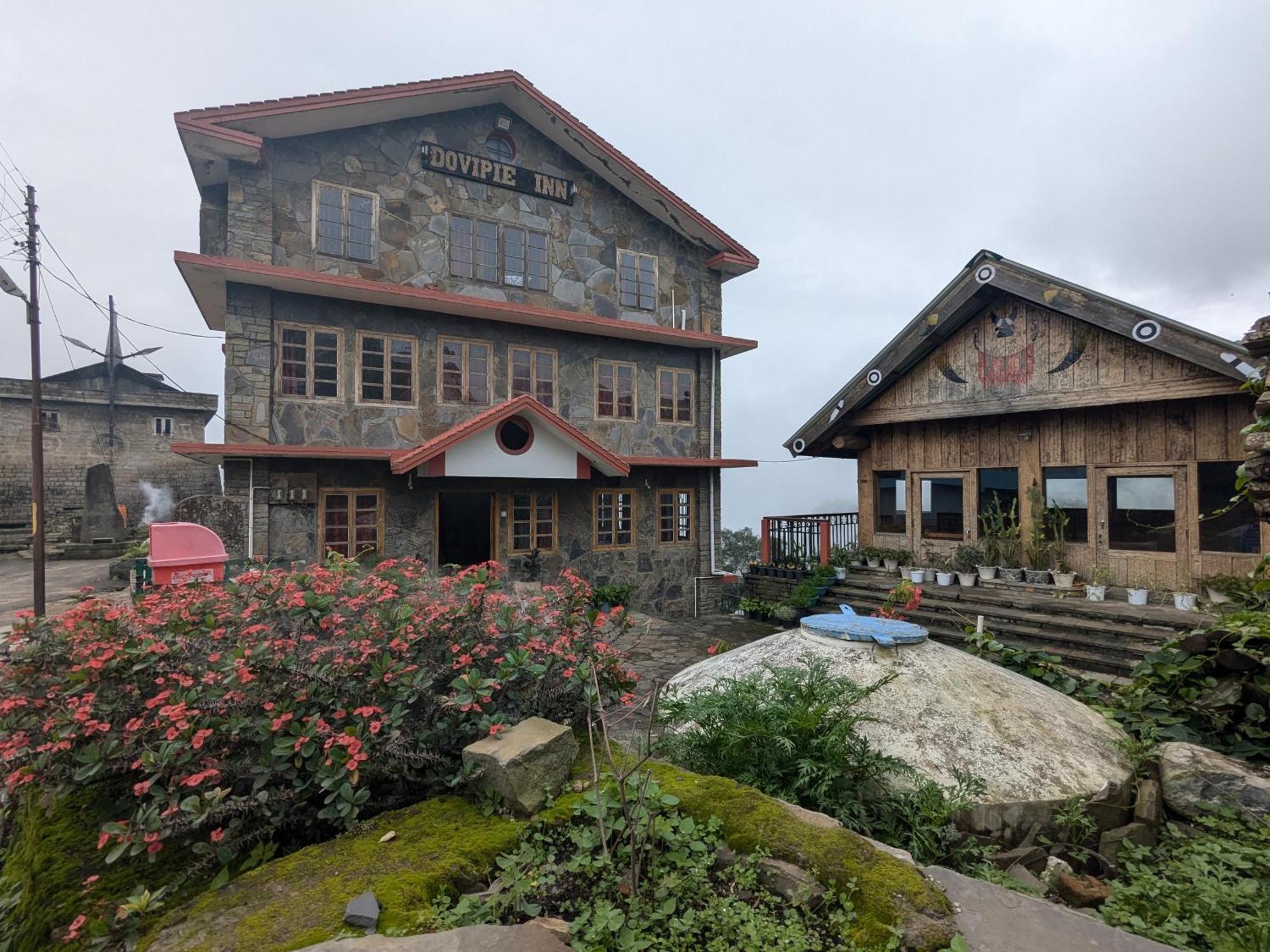 Dovipie Inn Kohima Luaran gambar