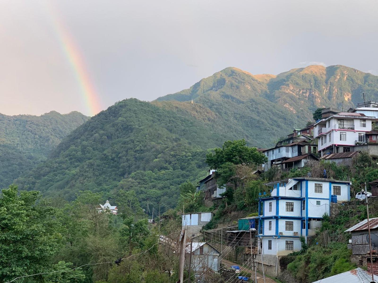Dovipie Inn Kohima Luaran gambar