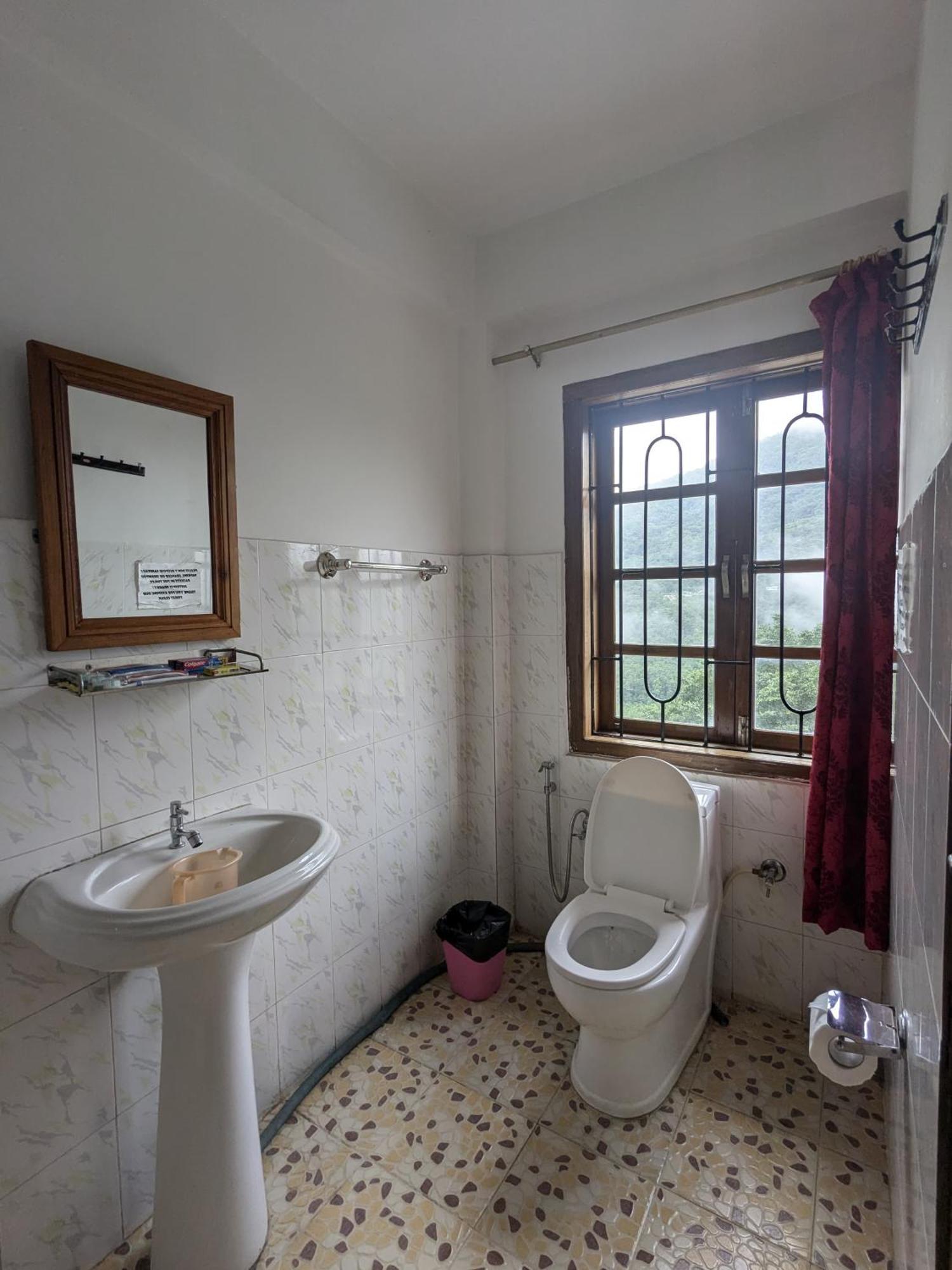 Dovipie Inn Kohima Luaran gambar