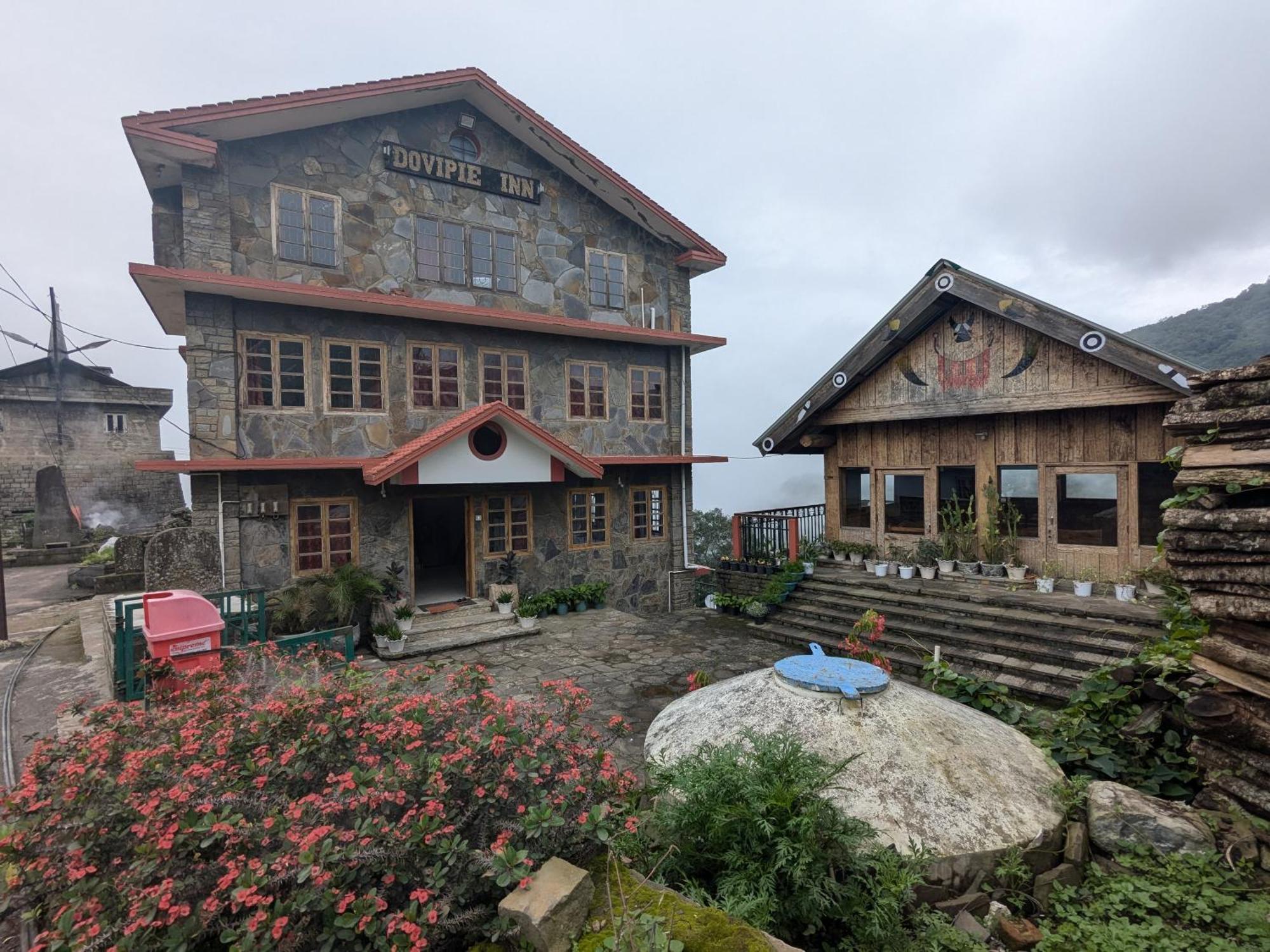 Dovipie Inn Kohima Luaran gambar
