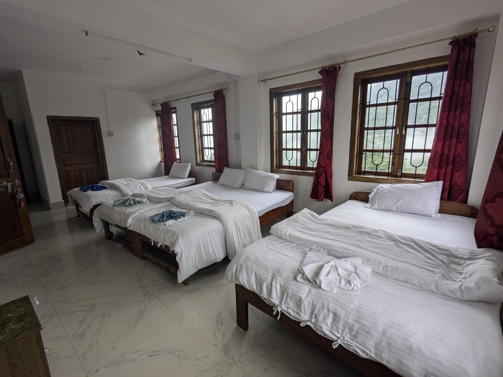 Dovipie Inn Kohima Luaran gambar