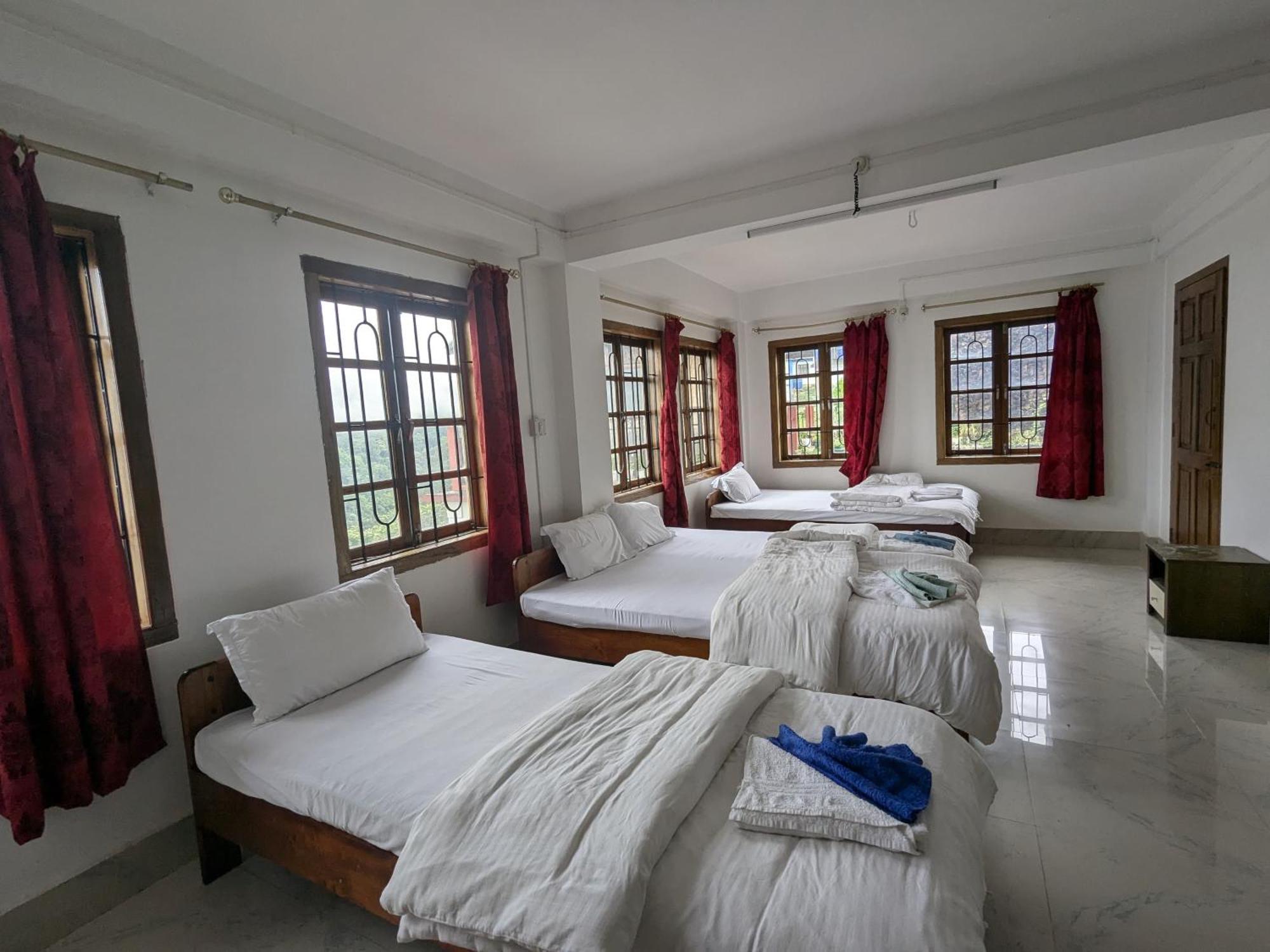 Dovipie Inn Kohima Luaran gambar